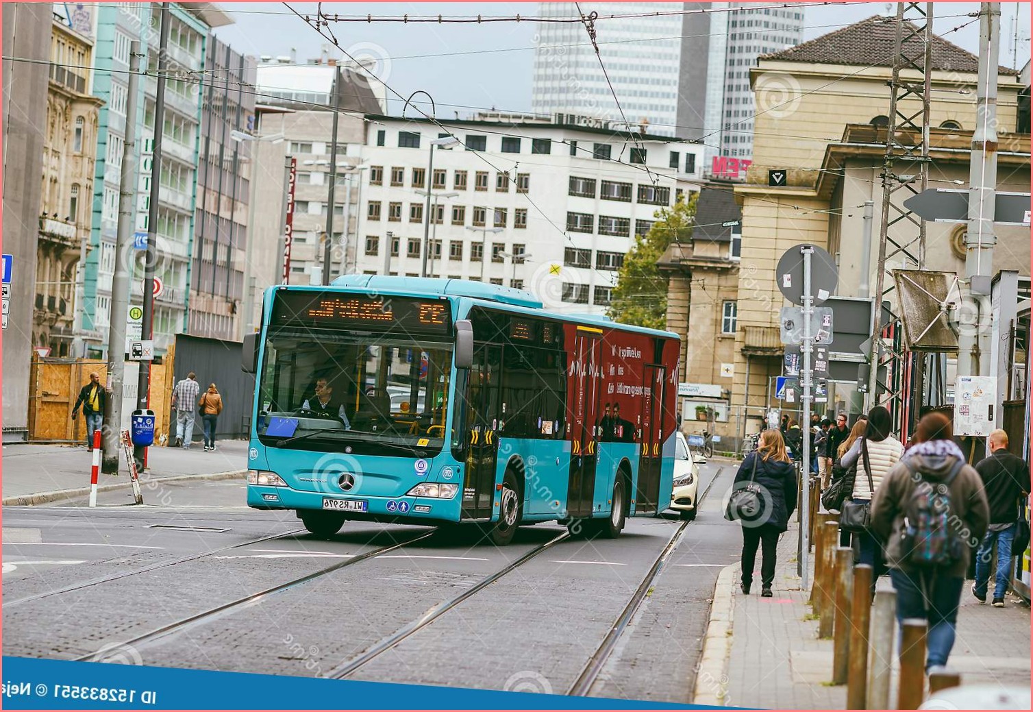 Автобус во Франкфурте-на-Майне Редакционное Фото - изображение  насчитывающей назначение, движение: 152833551