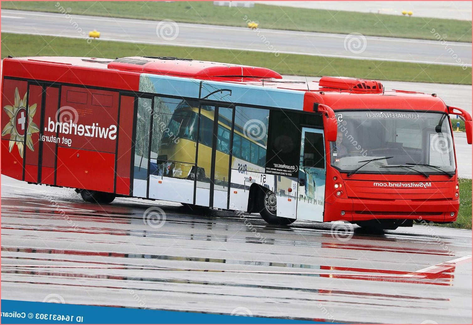 Автобус с экскурсиями в аэропорту Цюриха, ЗРХ Редакционное Стоковое Фото -  изображение насчитывающей швейцарец, небо: 164631303