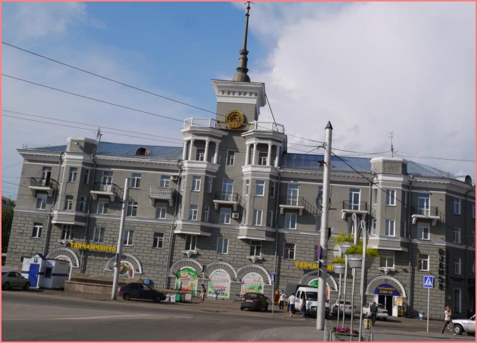 Барнаул - важные достопримечательности столицы Алтая многочисленными впечатляющими зданиями Санкт-Петербурга
