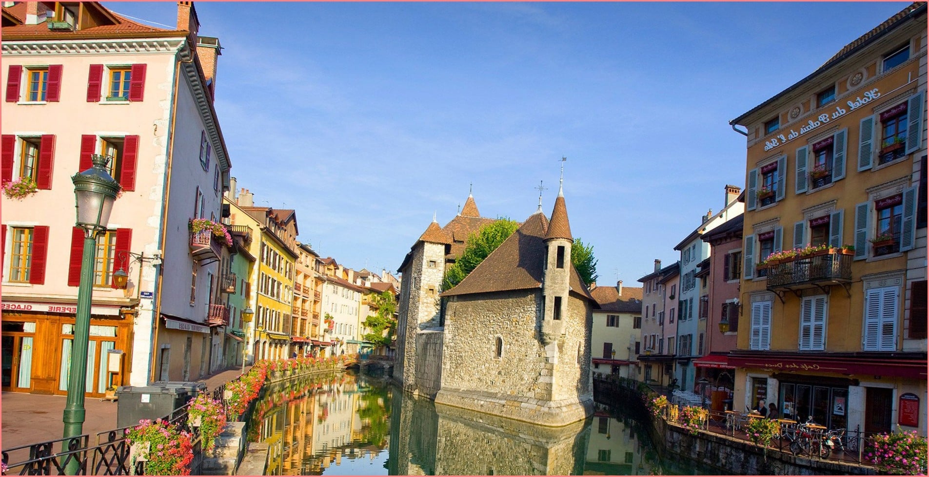 Лучшие маленькие города Франции Прогуляйтесь по мощеным улочкам