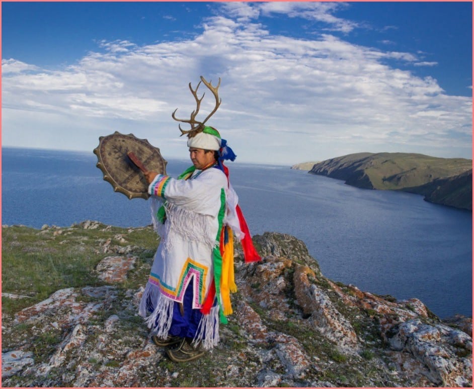 Остров Ольхон в озере Байкал Мечтательная природа; шаманы скалу на
