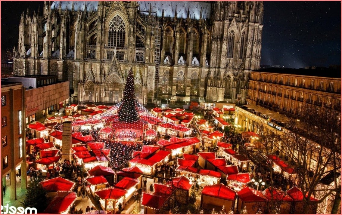 Рождественские рынки в Европе, которые вы должны посетить Исторические дома, окружающие киоски