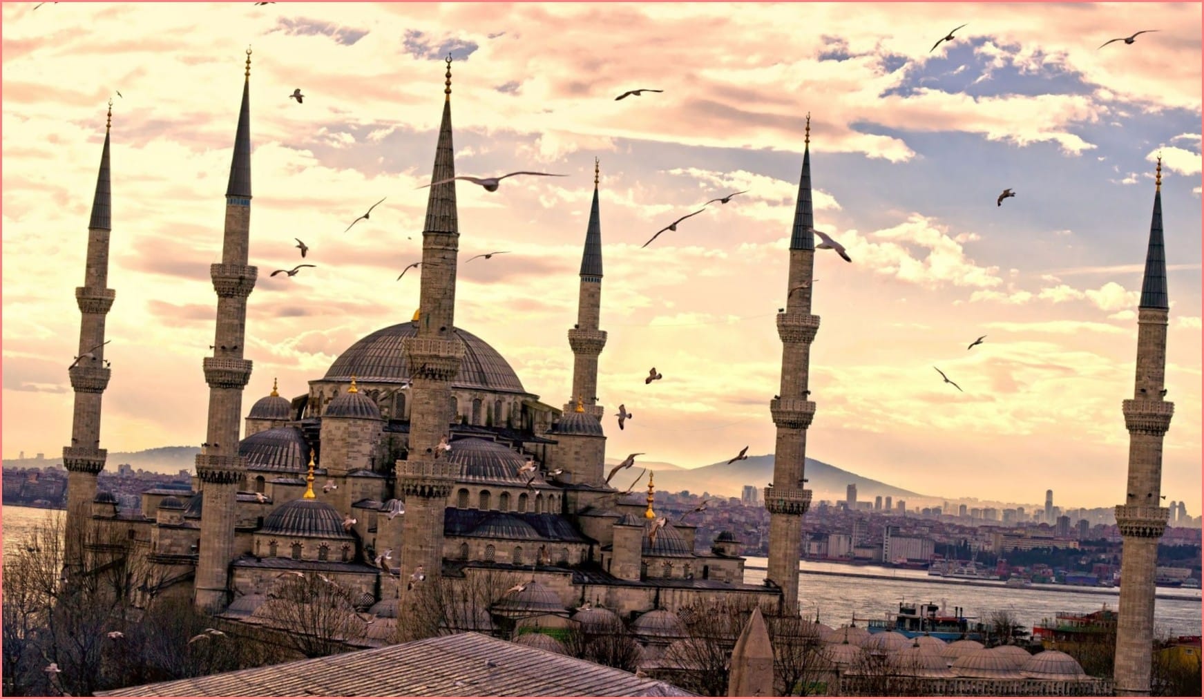 ТОП-6 самых впечатляющих и важных мечетей Стамбула Внутри большие медальоны, стеклянная